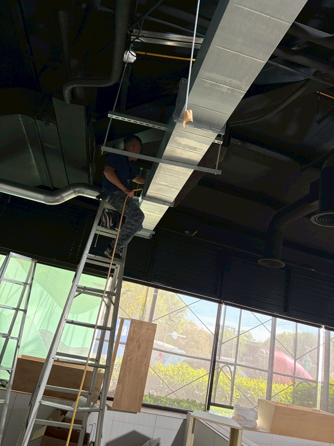 台中森森燒肉 吊隱式冷氣保養