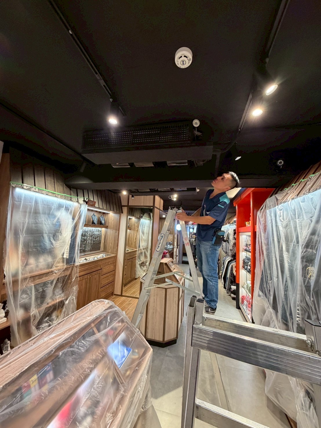 台北市西門町兩間店面冷氣清洗