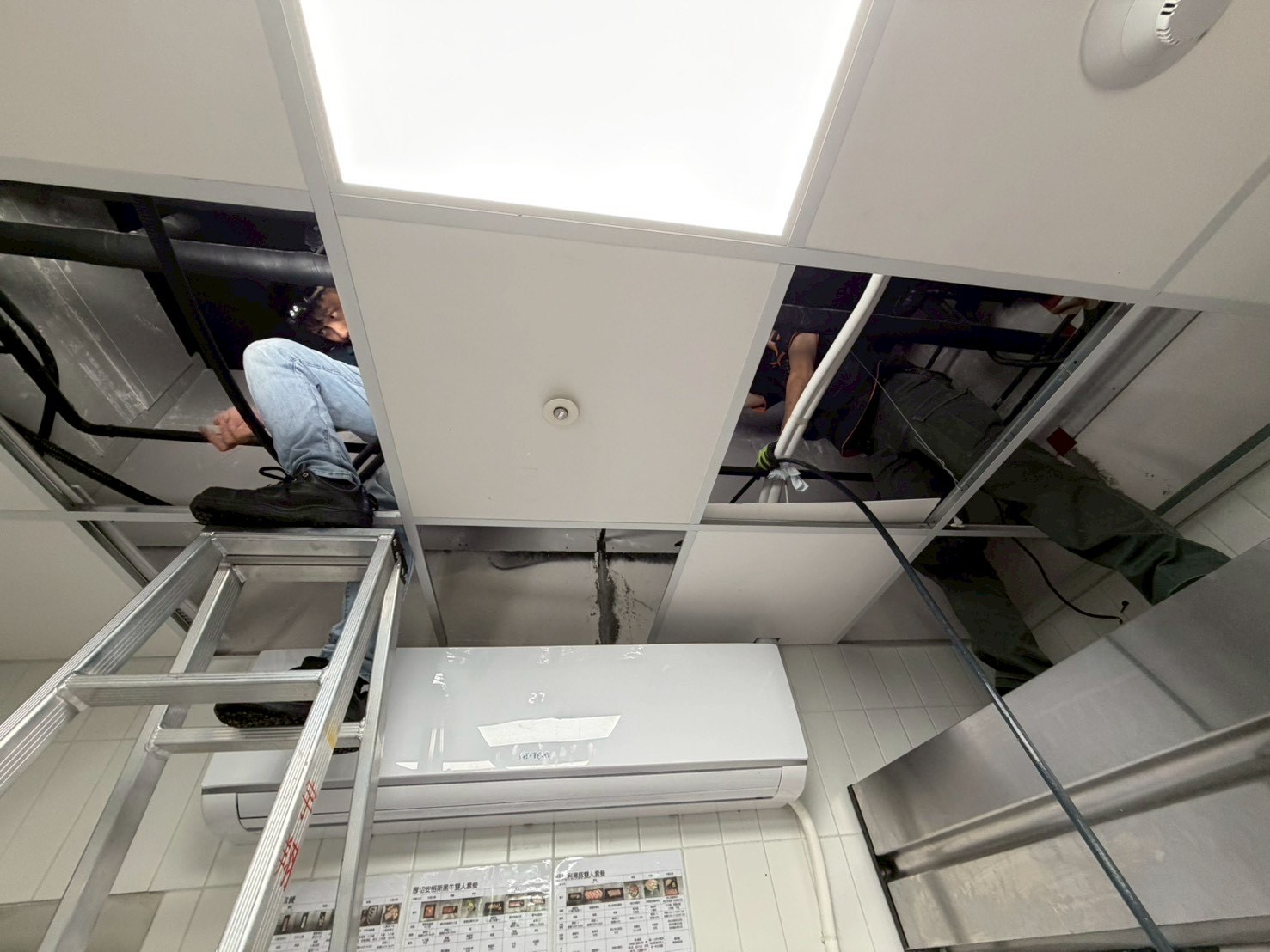 森森燒肉秀泰 四方吹冷氣清洗