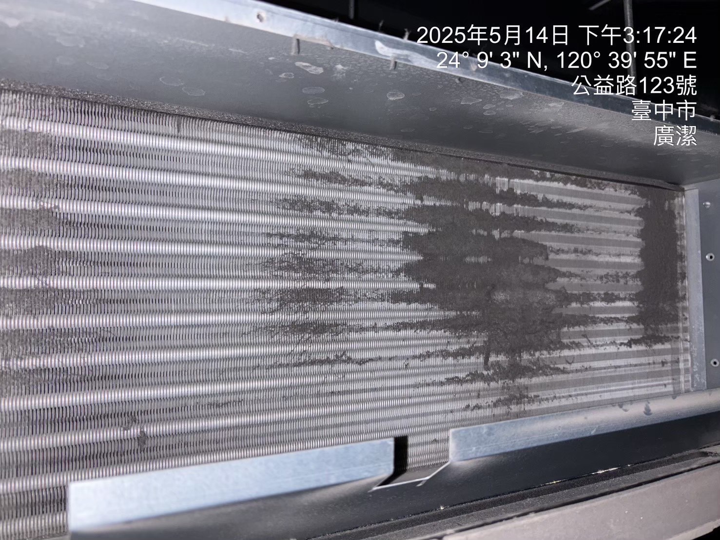 台中西區閃動格子吊隱式冷氣清洗