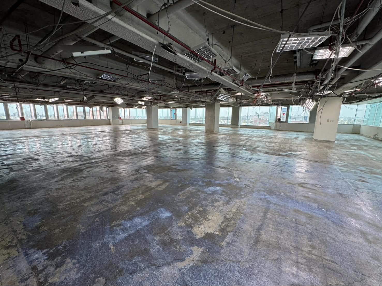 南山商辦大樓自平泥地坪工程