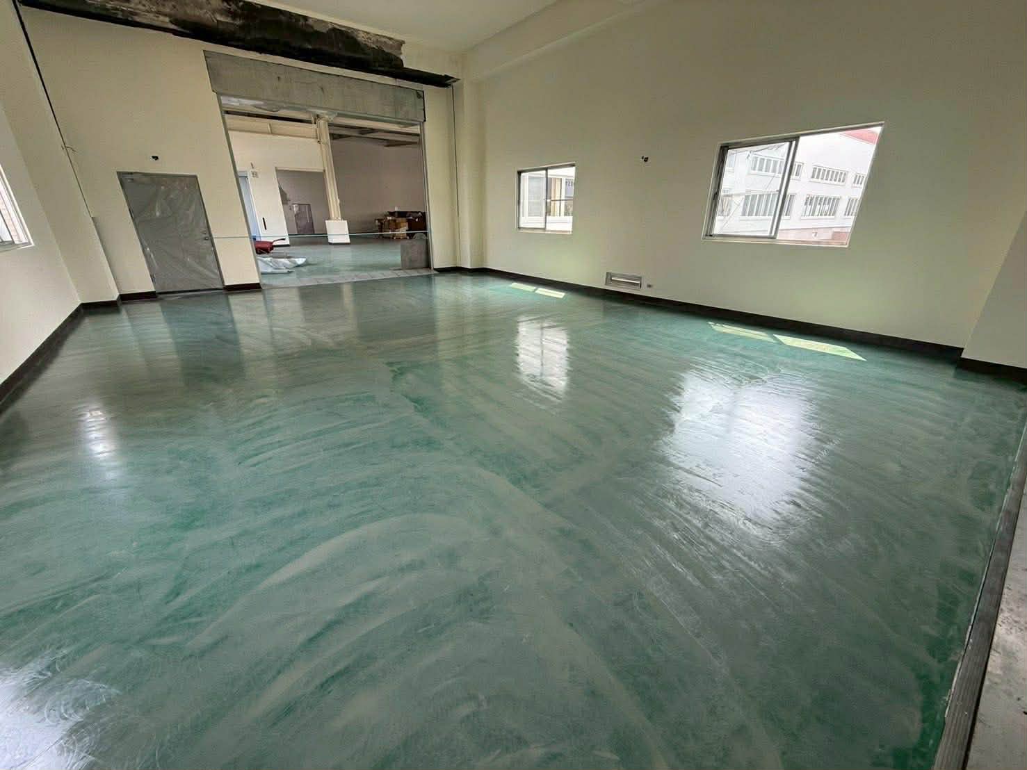 台南關廟廠房生產區流展型EPOXY地坪施工中